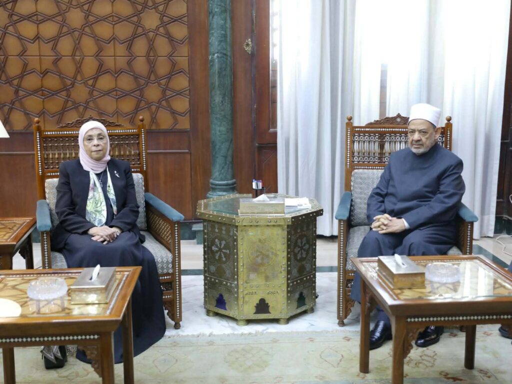لقاء يجمع شيخ الأزهر ورئيسة النيابة الإدارية لبحث التعاون المشترك