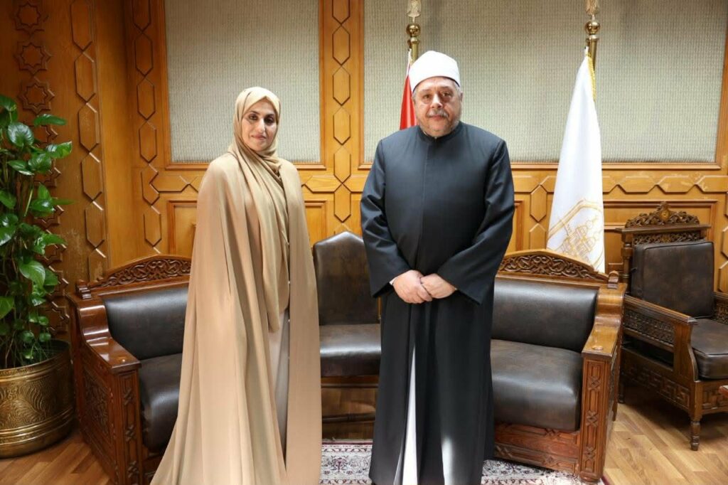 الشيخ أيمن عبدالغني يستقبل نجلاء الشامسي لبحث دعم المشروع الوطني للقراءة