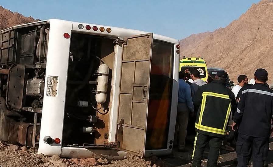 انفجار إطار وراء انقلاب أتوبيس بطريق دهب–نويبع.. 16 وفاة و28 مصابًا