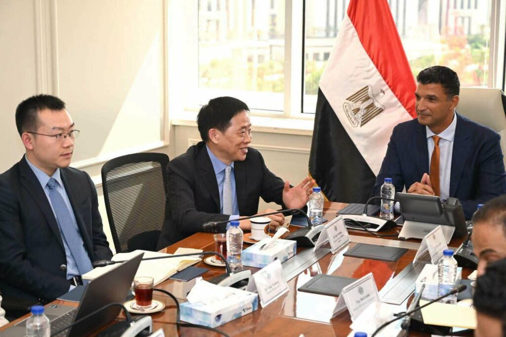 وزير الصناعة يبحث مع «كينجدوم» الصينية تطوير صناعة الكتان.. مصنع السادات يبدأ الإنتاج 2027