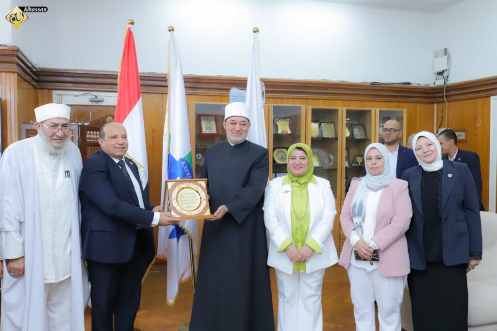 عميد تربية كفر الشيخ يكرم مفتي الجمهورية بدرع الكلية خلال مناقشة رسالة ماجستير