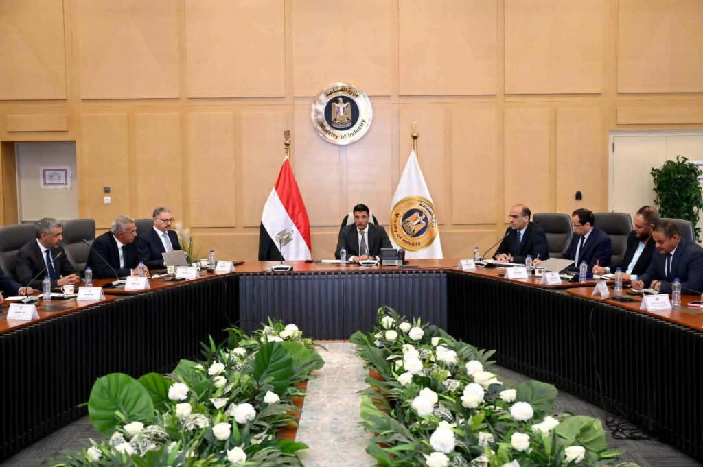 وزارة الصناعة تفتح ملف الأسمنت.. خارطة طريق جديدة ولجنة لحسم تحديات المصنعين
