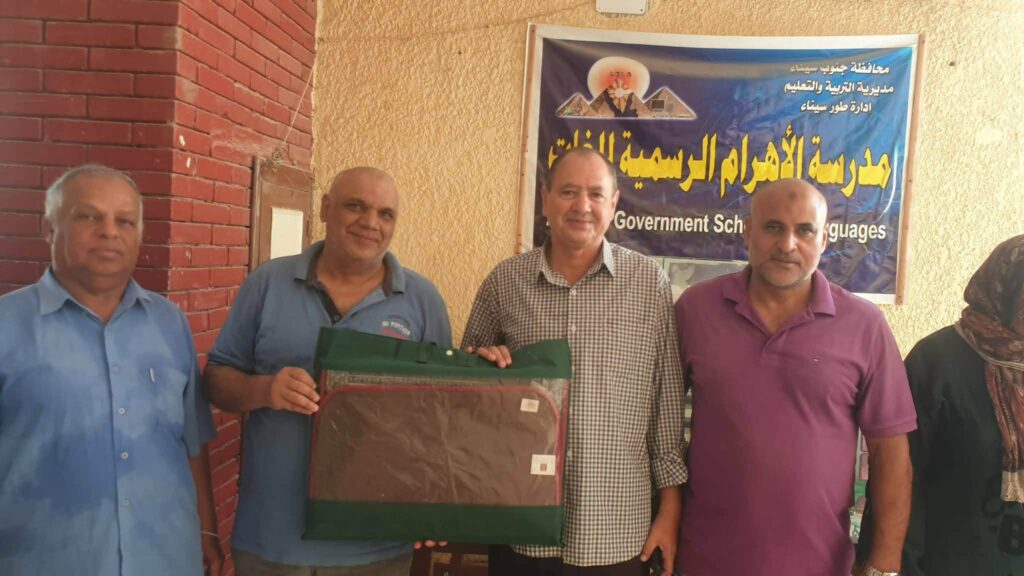 مدرسة الأهرام بطور سيناء تكرم «جنرال اللغة العربية» إبراهيم هجرس