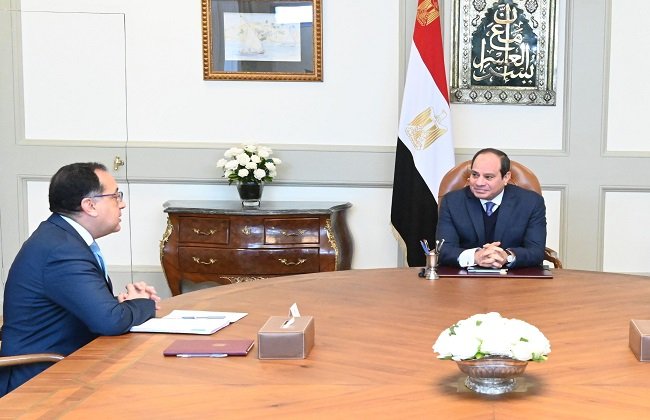 الرئيس السيسي يجتمع برئيس الوزراء لمناقشة التحديات وتعزيز العمل الحكومي