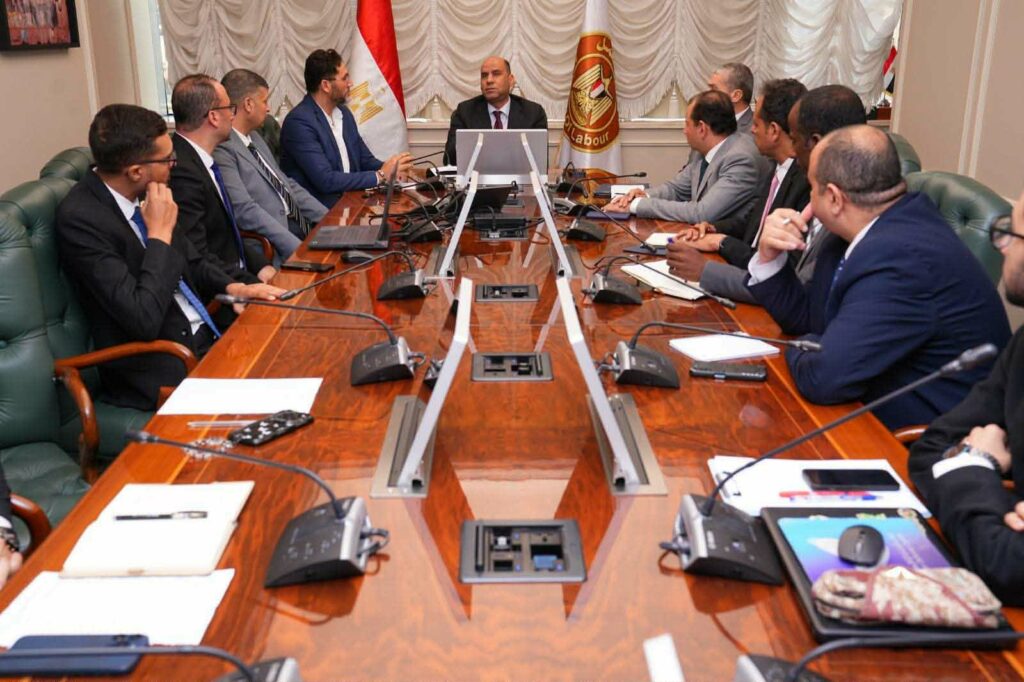 وزير العمل يبحث مع شباب الجامعات تطوير وتسويق خدمات الوزارة