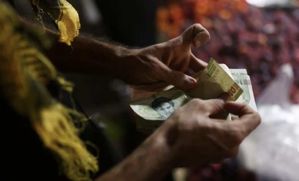 الريال الإيراني يترنح أمام الدولار.. رقم تاريخي جديد يشعل القلق في طهران