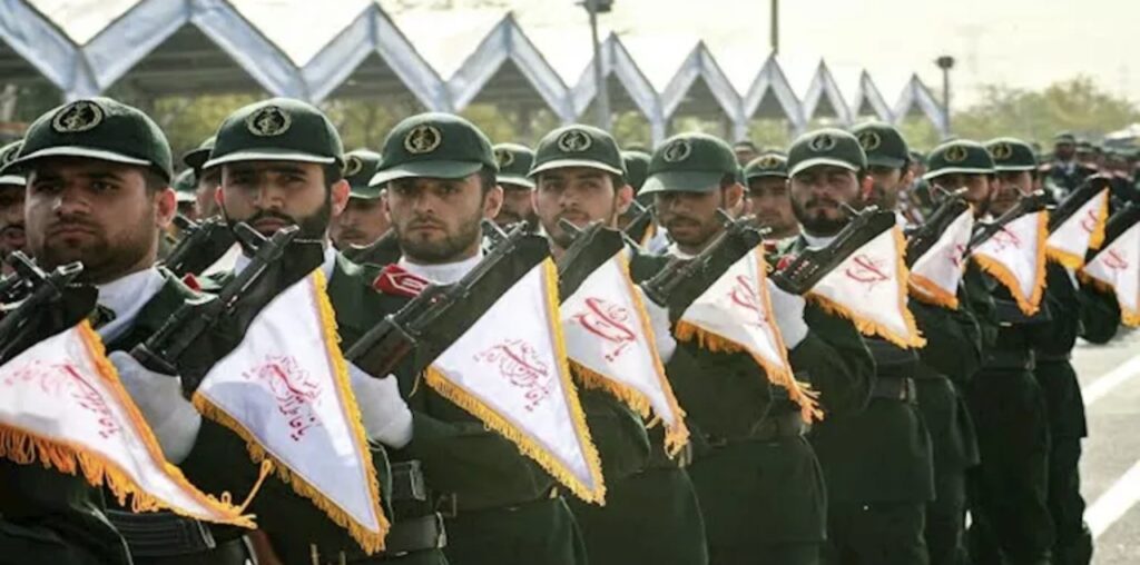 متحدث الجيش الإيراني يكشف مفاجأة بشأن التعاون مع الحرس الثوري
