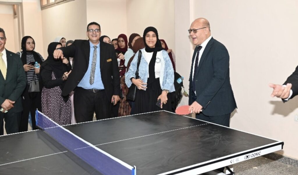 رئيس جامعة سوهاج الأهلية يشارك الطلاب أنشطتهم الرياضية مع انطلاق الدراسة