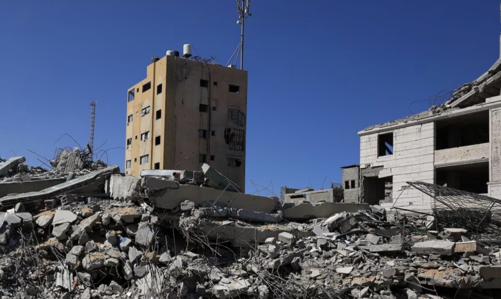 غارات إسرائيلية على غزة تقتل فلسطينيتين وتصيب آخرين