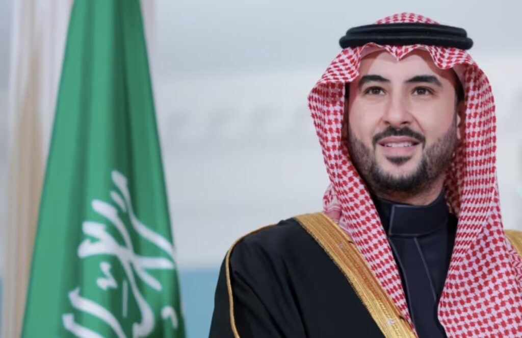 منصور بن زايد يتوجه إلى السعودية بدعوة من وزير الدفاع
