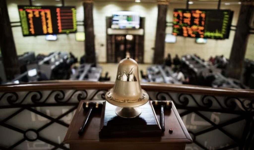 البورصة المصرية تحت ضغط جديد.. مخاوف الفائدة والبيع الإجباري تثير قلق المستثمرين