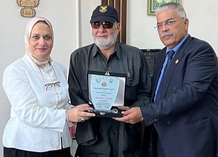 «الشهيد الحي» في ضيافة ليسيه الحرية.. رئيس المعاهد القومية ومدير ليسيه الحرية يكرّمان بطل الصاعقة عبد الجواد سويلم