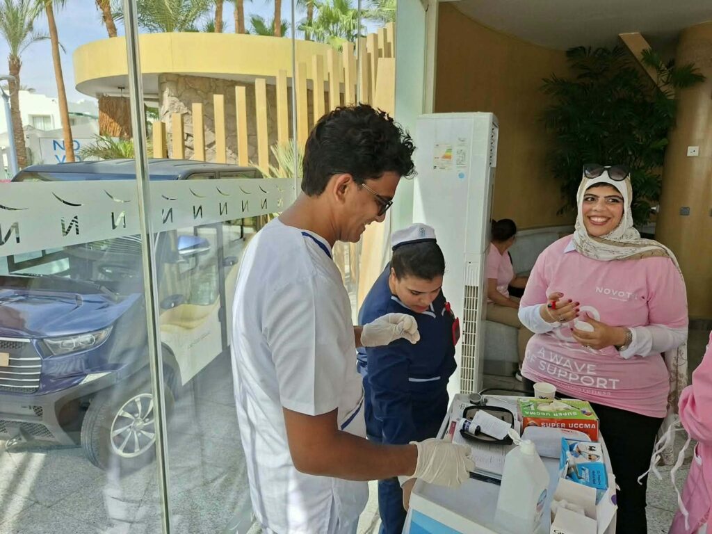 سياح شرم الشيخ يحتفلون بأكتوبر الوردي.. والكشف المبكر ضمن «100 يوم صحة»