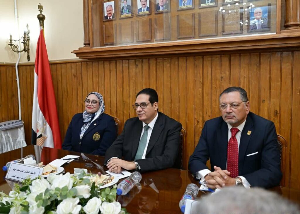 رئيس جامعة القاهرة يعلن خطة جديدة لتسويق الخدمات الجامعية بالتعاون مع كلية التجارة