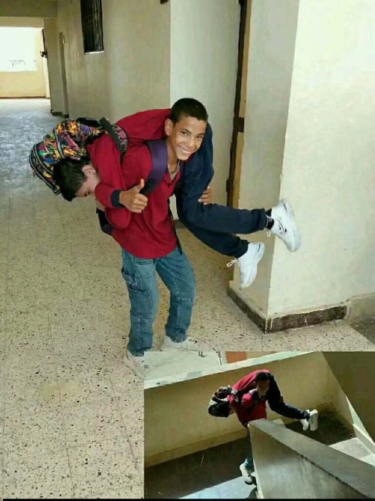 الطالب عاشور في سوهاج.. يحمل زميله من ذوي الإعاقة على كتفيه يوميًا ويضرب أروع أمثلة الصداقة