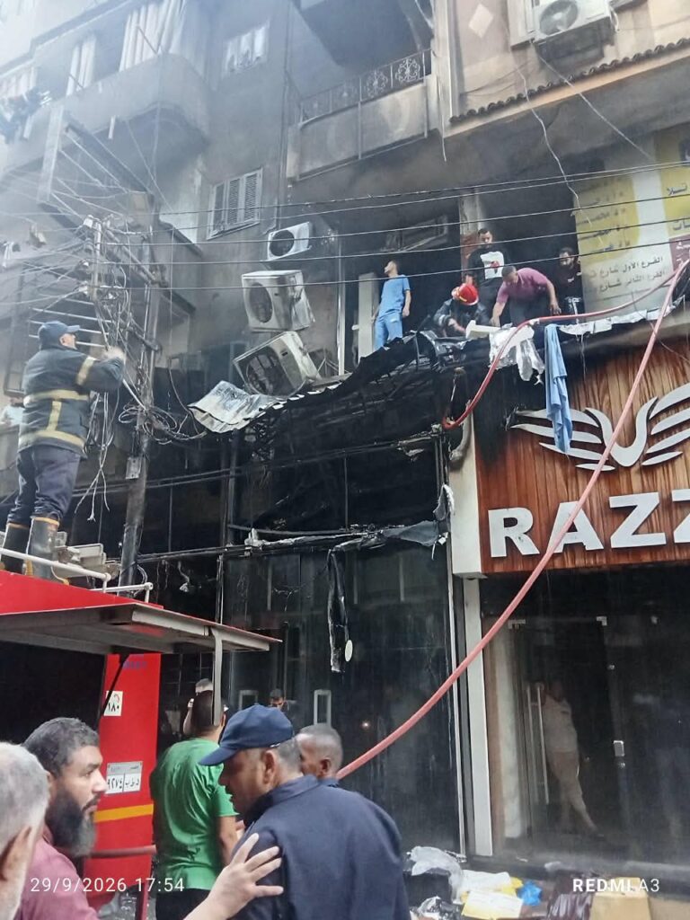 حريق كبير بشربين يلتهم 3 محلات ملابس.. النيران تصل للدور السادس