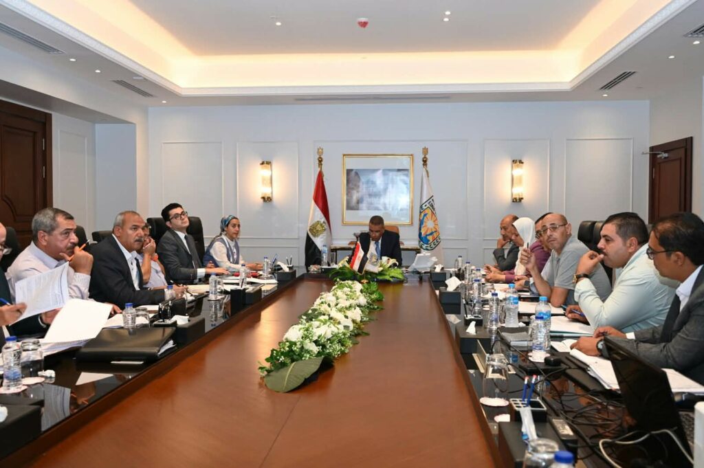 محافظ جنوب سيناء يبحث طلبات المستثمرين وتوفيق أوضاع المواطنين