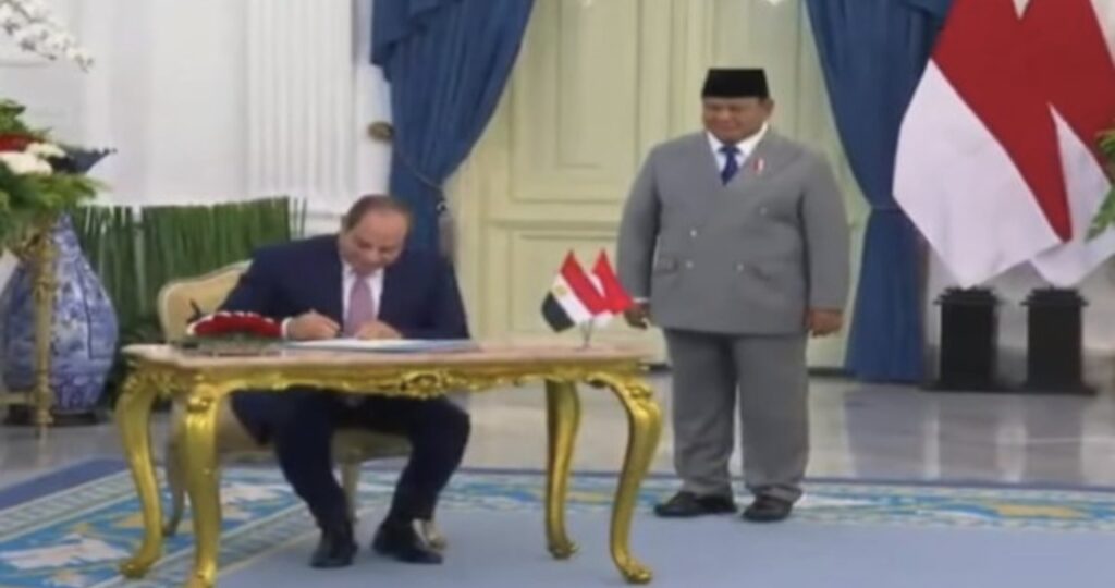 الرئيس السيسي يدوّن كلمته في سجل التشريفات بالقصر الرئاسي الإندونيسي