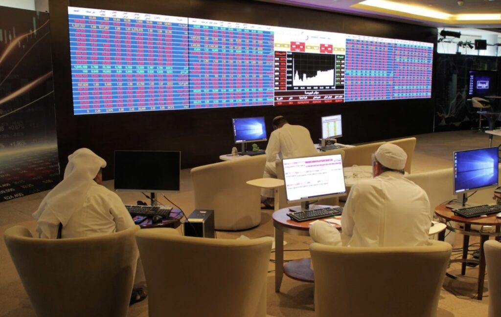 الحذر يسيطر على بورصات الخليج.. والأسهم السعودية تتراجع بعد هجمات الرياض