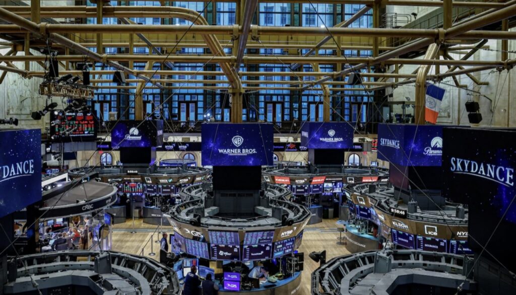 البورصة السعودية تتراجع 0.7%.. وبرنت يرتفع إلى 106.19 دولار
