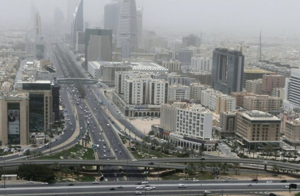 إصابة 4 أشخاص وتضرر 15 منزلًا في الرياض إثر سقوط شظايا صاروخين حوثيين