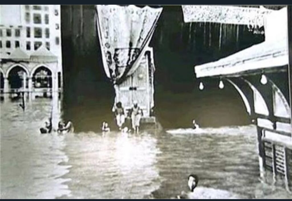 الطواف حول الكعبة سباحة.. حكاية صحابي وأسماء خاضت المياه في مشهد نادر