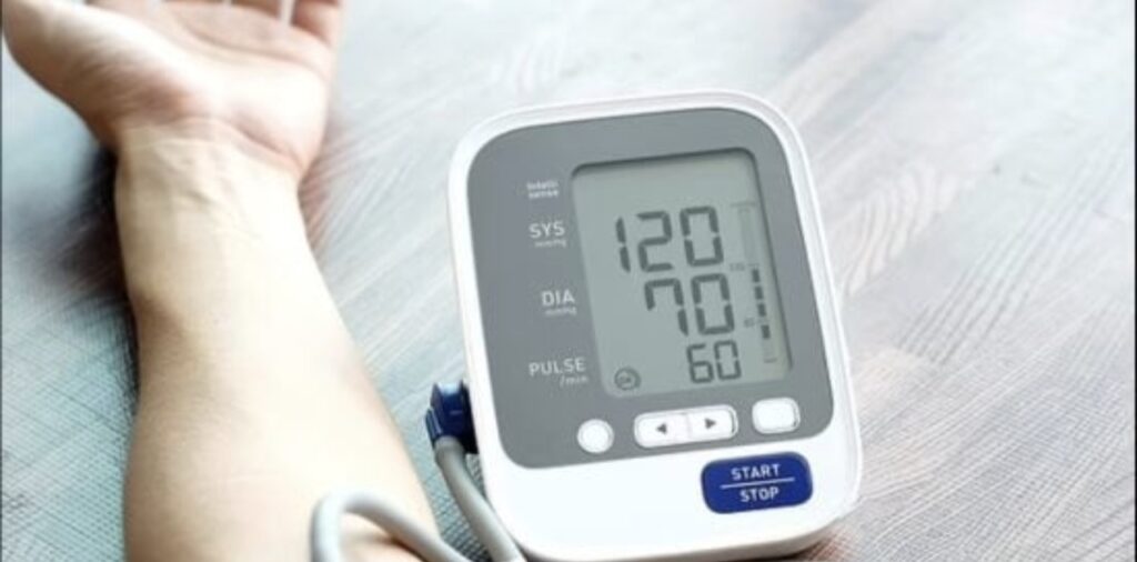 أخطاء شائعة عند قياس الضغط.. خطوات بسيطة للحصول على قراءة دقيقة
