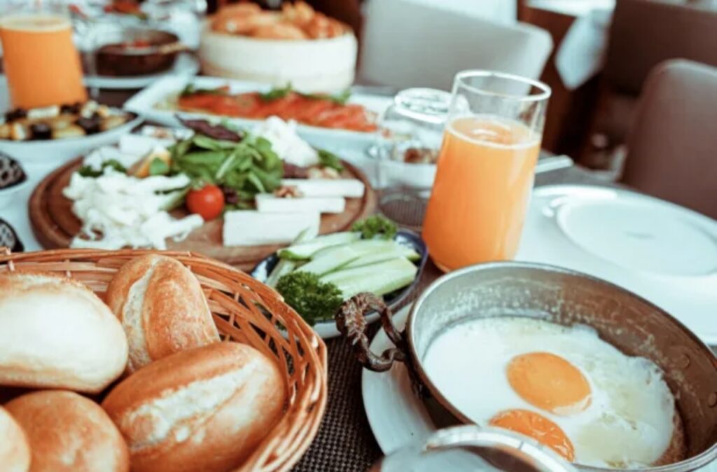 الإفطار أم العشاء؟ توقيت الوجبات قد يؤثر في مستويات سكر الدم